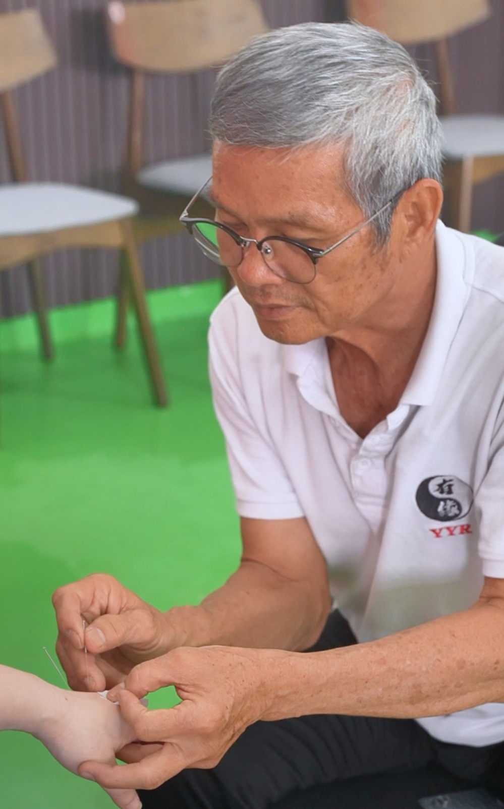 服务项目 Uncle Lim在有缘人中医馆进行针灸调理