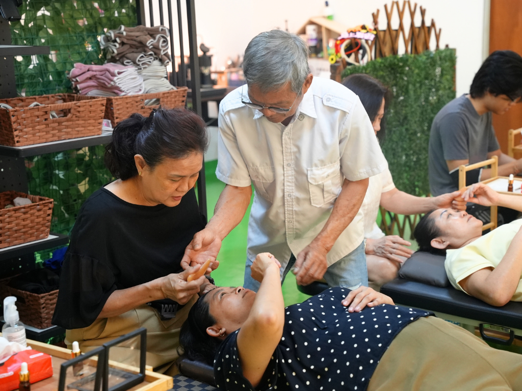 面部经络刮痧课程 课堂示范与共同学习