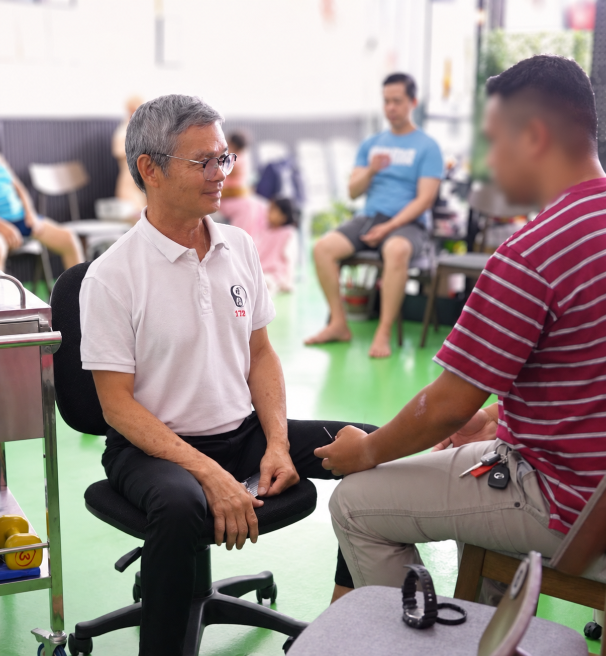 TCM Acupuncture TCM practitioner discussing a client’s condition